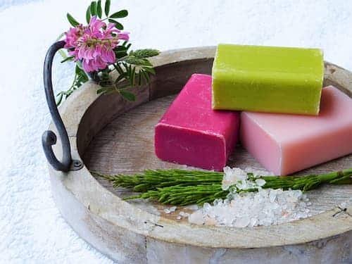 jabones de colores en un plato