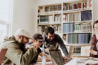 Chicos trabajando contentos