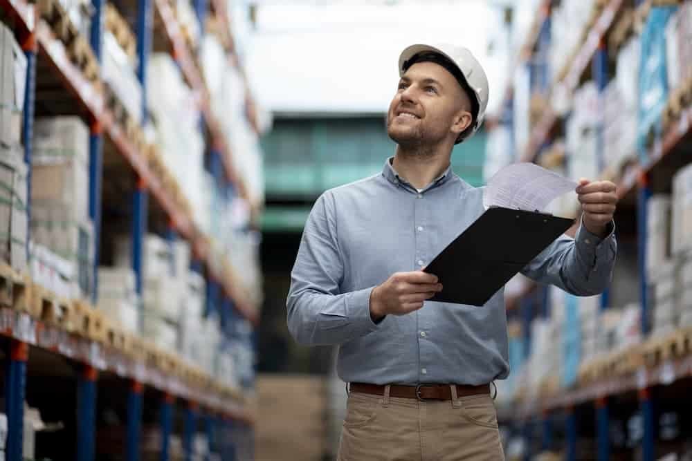 hombre en un almacén de inventario