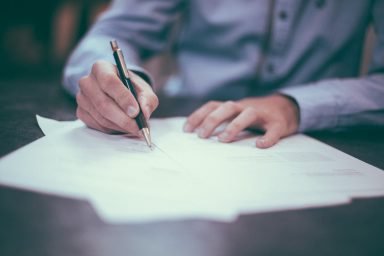 hombre escribiendo contrato