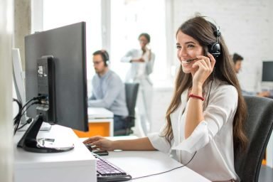 mujer ofreciendo servicio de atención al cliente