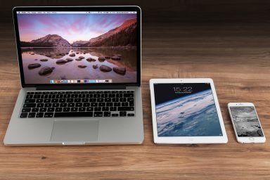 Portatil, tablet y movil en la mesa